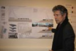Georg Pendl, president of the Expert Jury,
in front of the draft of the winning project developed by Daniel Fügenschuh